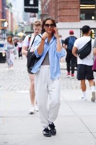 katie-holmes-chats-on-her-phone-out-in-new-york-08-09-2023-5.jpg