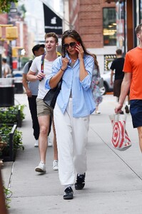 katie-holmes-chats-on-her-phone-out-in-new-york-08-09-2023-6.jpg