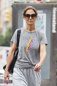 katie-holmes-leaves-a-gym-in-new-york-08-10-2023-2.jpg