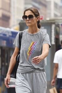 katie-holmes-leaves-a-gym-in-new-york-08-10-2023-3.jpg