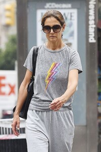 katie-holmes-leaves-a-gym-in-new-york-08-10-2023-5.jpg