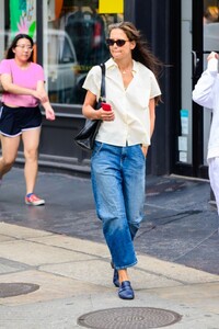 katie-holmes-out-and-about-in-new-york-08-08-2023-2.jpg