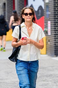katie-holmes-out-and-about-in-new-york-08-08-2023-5.jpg