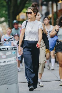 katie-holmes-out-in-new-york-08-09-2023-0.jpg