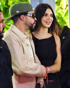 kendall-jenner-and-bad-bunny-arrives-at-drake-s-it-s-all-a-blur-concert-in-inglewood-08-14-2023-6.jpg