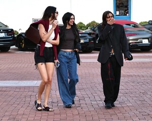 kendall-jenner-lauren-perez-jesse-jo-stark-and-fai-khadra-out-shopping-at-malibu-country-mart-08-12-2023-2.jpg