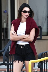 kendall-jenner-lauren-perez-jesse-jo-stark-and-fai-khadra-out-shopping-at-malibu-country-mart-08-12-2023-5.jpg