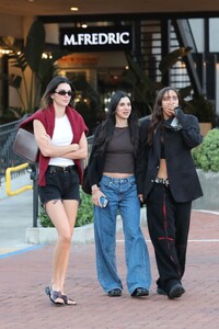 kendall-jenner-lauren-perez-jesse-jo-stark-and-fai-khadra-out-shopping-at-malibu-country-mart-08-12-2023-7.jpg