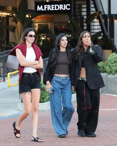 kendall-jenner-lauren-perez-jesse-jo-stark-and-fai-khadra-out-shopping-at-malibu-country-mart-08-12-2023-9.jpg