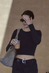 kendall-jenner-leaves-a-dermatologist-in-beverly-hills-08-03-2023-3.jpg