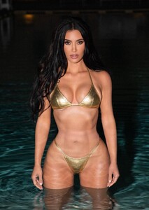 kim-kardashian-in-a-golden-bikini-at-a-photoshoot-08-14-2023-8.jpg