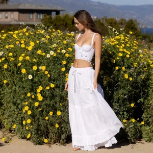 kitteny_angele-top_white-blue_prarie-skirt-white_s_lily_malibu-6170_800x.webp