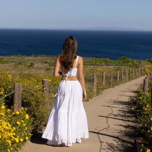 kitteny_angele-top_white-blue_prarie-skirt-white_s_lily_malibu-6193_800x.webp