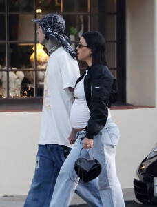 kourtney-kardashian-and-travis-barker-out-in-los-angeles-08-02-2023-3.jpg