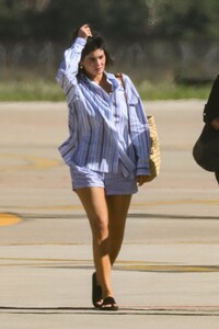 kylie-jenner-arrives-at-airport-in-perugia-08-12-2023-4.thumb.jpg.8e33a7dad974afbf6598d79d200edf99.jpg
