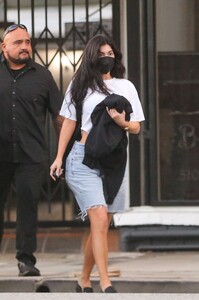 kylie-jenner-leaves-salon-no.9-in-beverly-hills-08-26-2023-5.jpg