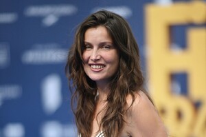 laetitia-casta-le-bonheur-est-pour-demain-photocall-at-angouleme-french-speaking-film-festival-08-23-2023-2.jpg