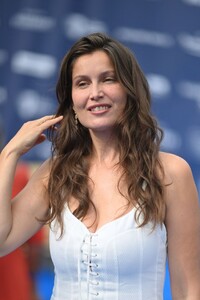 laetitia-casta-le-bonheur-est-pour-demain-photocall-at-angouleme-french-speaking-film-festival-08-23-2023-3.jpg