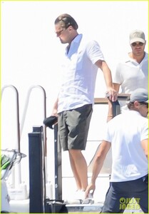 leonardo-dicaprio-tobey-maguire-imaan-hammam-vacation-ibiza-02.jpg