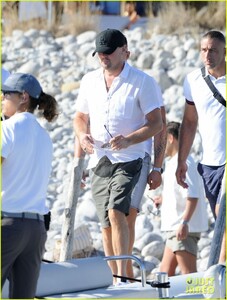 leonardo-dicaprio-tobey-maguire-imaan-hammam-vacation-ibiza-05.jpg