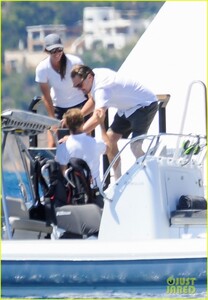 leonardo-dicaprio-tobey-maguire-imaan-hammam-vacation-ibiza-07.jpg