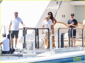 leonardo-dicaprio-tobey-maguire-imaan-hammam-vacation-ibiza-09.jpg