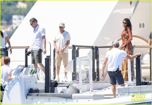 leonardo-dicaprio-tobey-maguire-imaan-hammam-vacation-ibiza-11.jpg