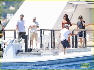 leonardo-dicaprio-tobey-maguire-imaan-hammam-vacation-ibiza-16.jpg