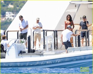 leonardo-dicaprio-tobey-maguire-imaan-hammam-vacation-ibiza-17.jpg