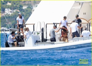 leonardo-dicaprio-tobey-maguire-imaan-hammam-vacation-ibiza-22.jpg