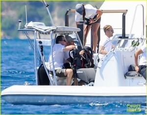 leonardo-dicaprio-tobey-maguire-imaan-hammam-vacation-ibiza-23.jpg