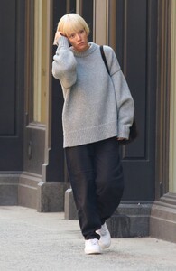 lily-allen-out-and-about-in-new-york-04-17-2023-2.jpg