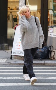 lily-allen-out-and-about-in-new-york-04-17-2023-3.jpg