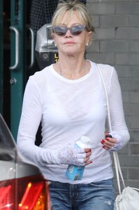 melanie-griffith-and-stella-banderas-out-for-lunc-in-beverly-hills-10-20-2022-2.jpg