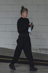 melanie-griffith-arrives-at-a-gym-in-beverly-hills-01-10-2022-5.jpg