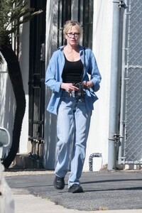 melanie-griffith-arrives-at-the-pottery-studio-in-culver-city-02-28-2022-3.jpg