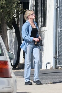 melanie-griffith-arrives-at-the-pottery-studio-in-culver-city-02-28-2022-4.jpg