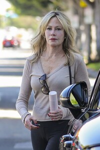 melanie-griffith-leaves-a-salon-in-beverly-hills-08-07-2023-2.jpg