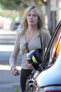 melanie-griffith-leaves-a-salon-in-beverly-hills-08-07-2023-6.jpg