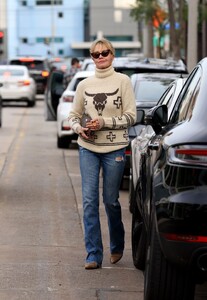 melanie-griffith-leaves-martyn-lawrence-bullard-interior-designer-furniture-store-in-west-hollywood-01-11-203-3.jpg