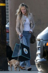 melanie-griffith-leaves-petrossian-restaurant-boutique-in-west-hollywood-12-19-2022-6.jpg