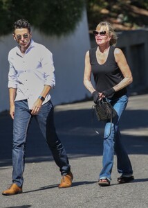 melanie-griffith-meets-up-with-her-realtor-in-crescent-heights-06-21-2022-2.jpg
