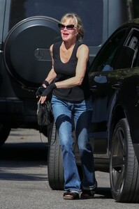 melanie-griffith-meets-up-with-her-realtor-in-crescent-heights-06-21-2022-6.jpg
