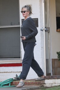 melanie-griffith-out-and-about-in-beverly-hills-11-19-2022-3.jpg