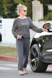 melanie-griffith-out-and-about-in-beverly-hills-11-19-2022-6.jpg