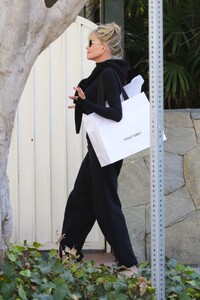 melanie-griffith-out-and-about-in-beverly-hills-12-28-2021-0.jpg