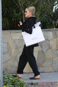 melanie-griffith-out-and-about-in-beverly-hills-12-28-2021-3.jpg