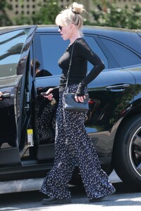 melanie-griffith-out-for-lunch-in-west-hollywood-08-19-2022-0.jpg