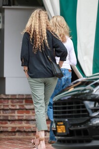 melanie-griffith-out-for-lunch-with-a-friend-in-west-hollywood-08-09-2023-5.jpg