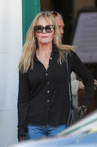 melanie-griffith-out-for-lunch-with-friends-at-san-vicente-bungalows-11-17-2022-6.jpg